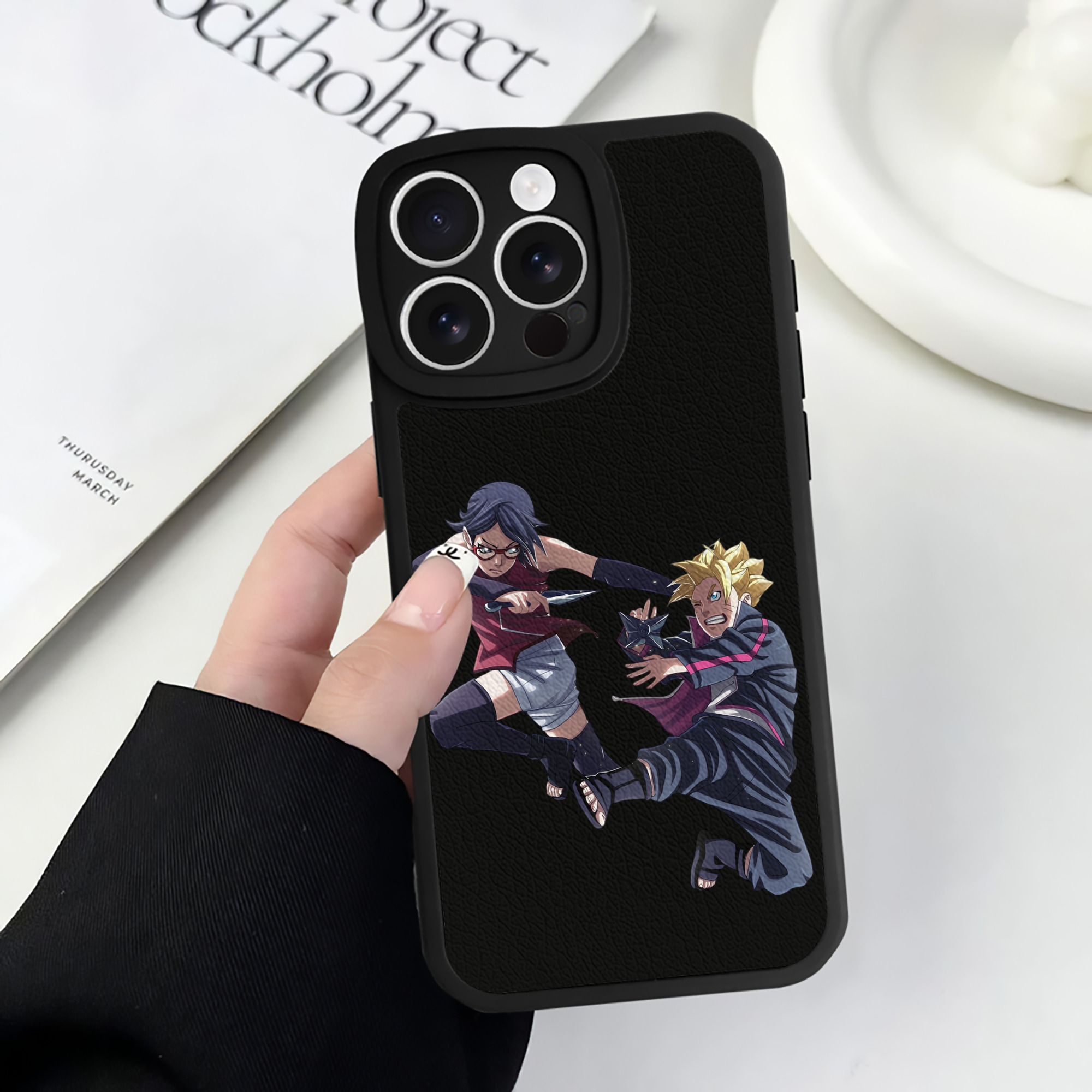 （画像用） NARUTO -ナルト- うちは サラダ Uchiha Sarada 【iPhone 16シリーズ対応】シリコンスマホケース（レザー調） 材質：シリコン